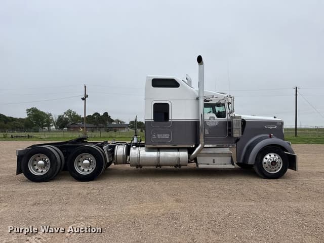 Image of Kenworth W900B equipment image 3