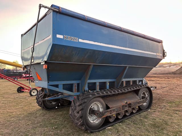 Image of Kinze 1040 equipment image 2