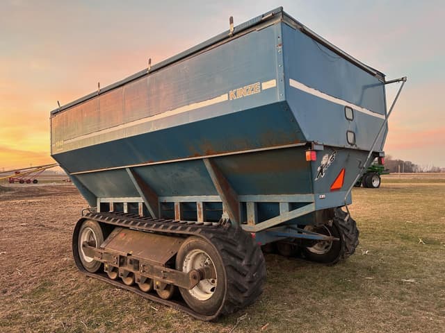 Image of Kinze 1040 equipment image 1