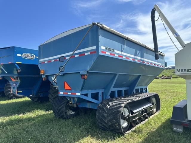 Image of Kinze 1040 equipment image 2