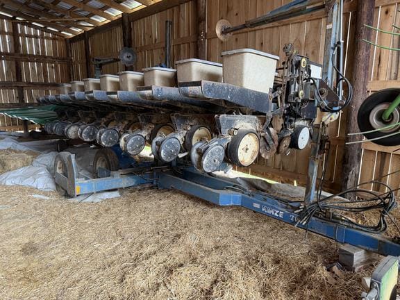 1997 Kinze 2500 Equipment Image0