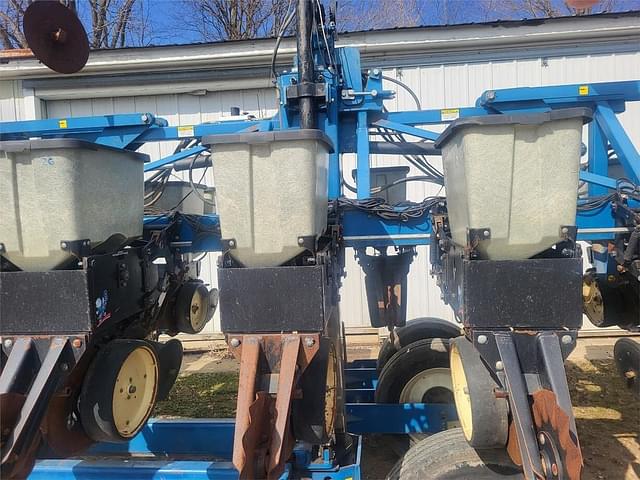 Image of Kinze 2600 equipment image 4