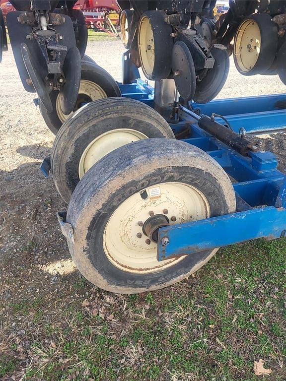 Image of Kinze 2600 equipment image 2