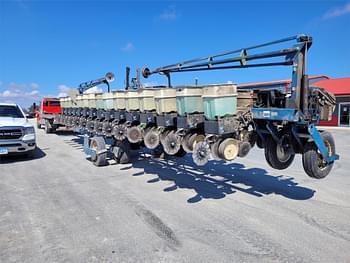 1997 Kinze 2600 Equipment Image0