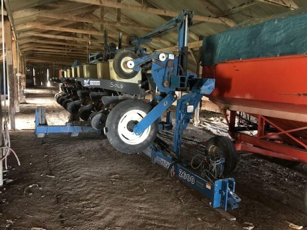 1997 Kinze 2600 Equipment Image0