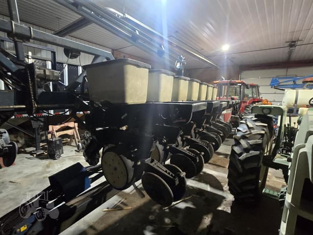 Image of Kinze 2600 equipment image 4