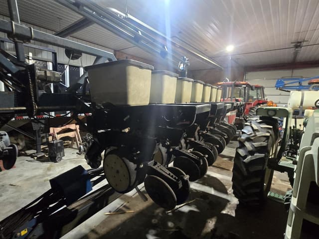 Image of Kinze 2600 equipment image 4