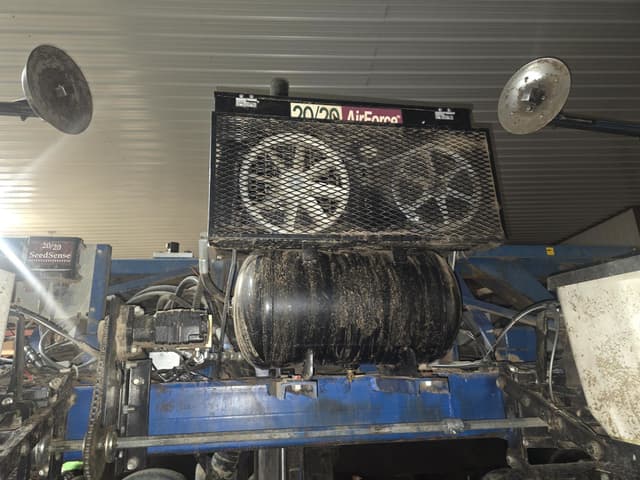 Image of Kinze 2600 equipment image 3