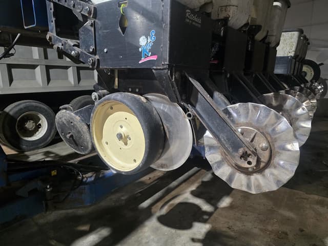 Image of Kinze 2600 equipment image 2