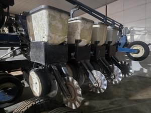 1997 Kinze 2600 Image