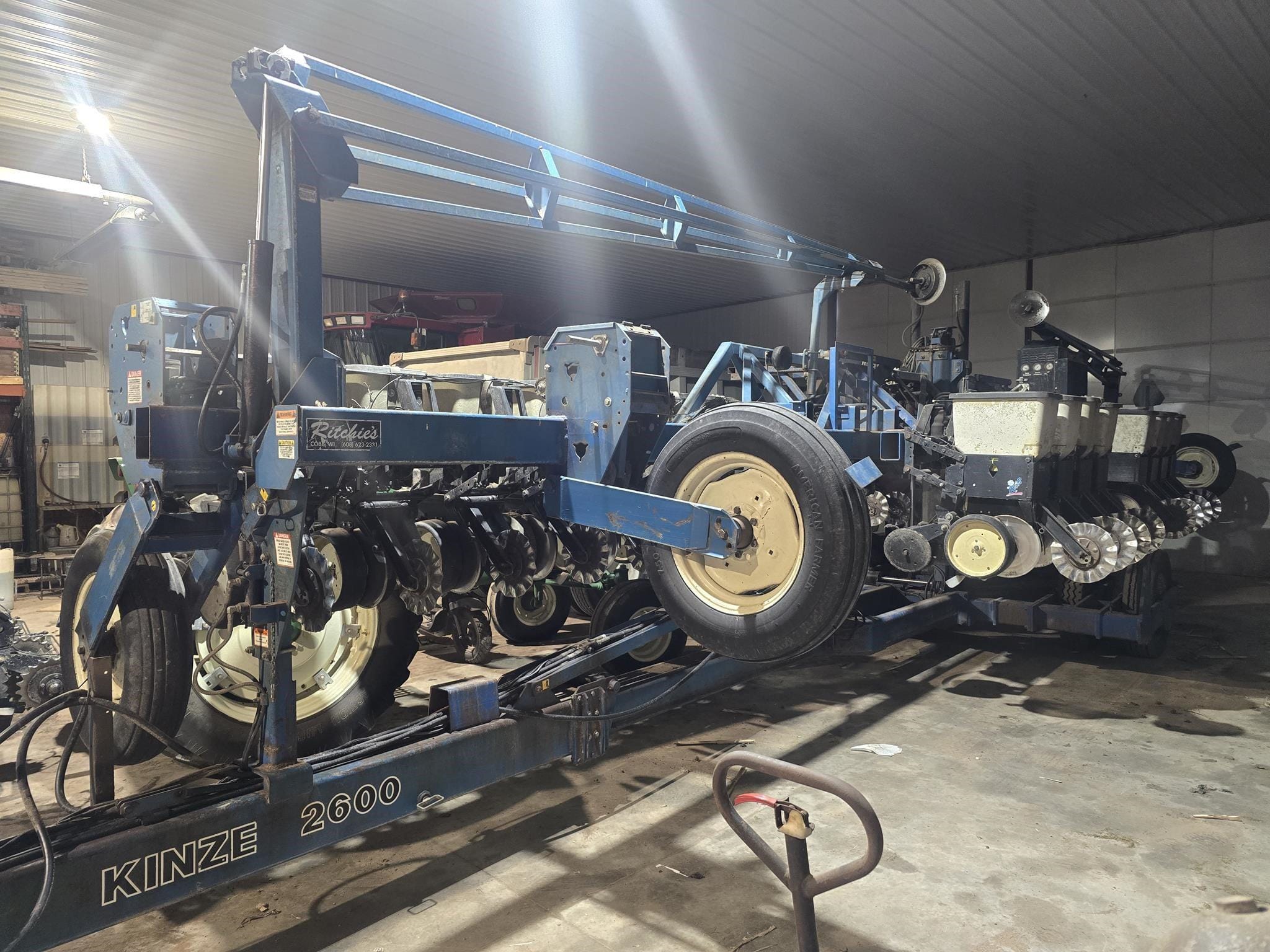 1997 Kinze 2600 Equipment Image0