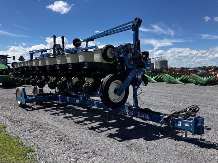 1997 Kinze 2600 Equipment Image0