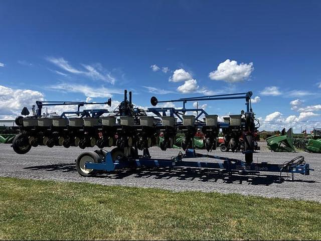 Image of Kinze 2600 equipment image 3