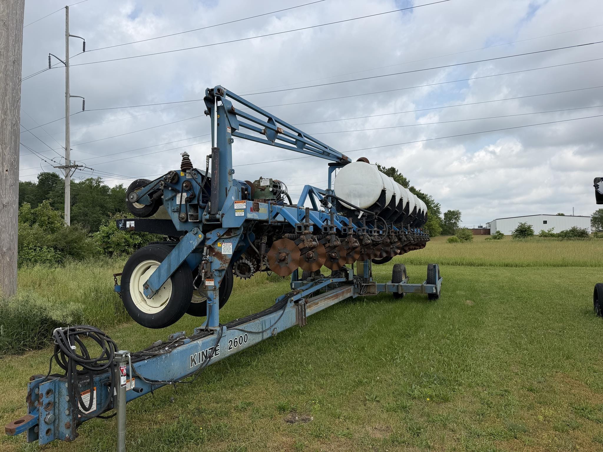 1997 Kinze 2600 Equipment Image0