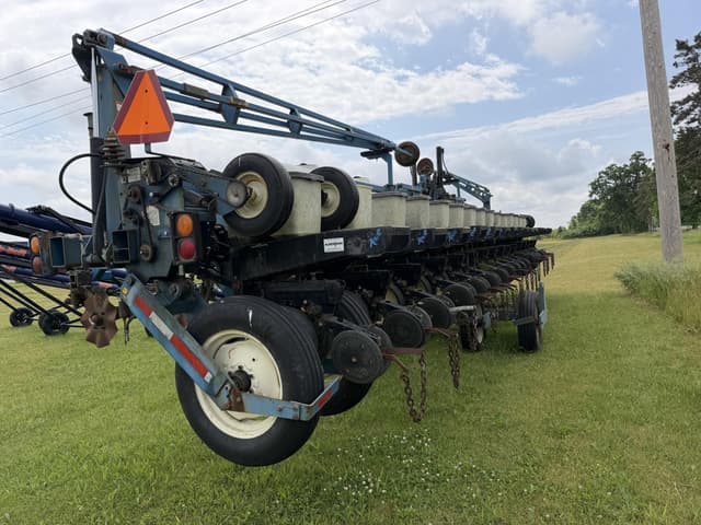 Image of Kinze 2600 equipment image 2