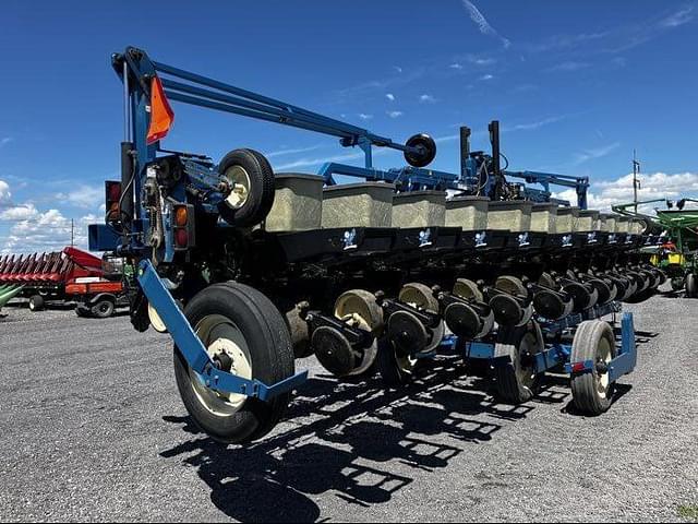 Image of Kinze 2600 equipment image 1