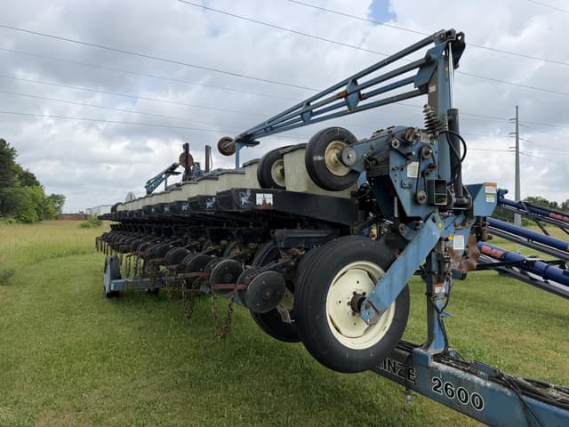Image of Kinze 2600 equipment image 3