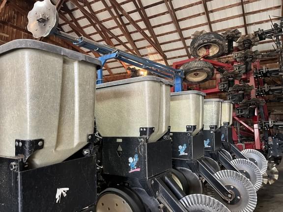 Image of Kinze 2600 equipment image 1