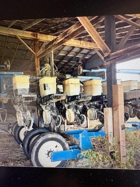 Image of Kinze 2600 equipment image 2