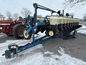 1997 Kinze 2600 Image
