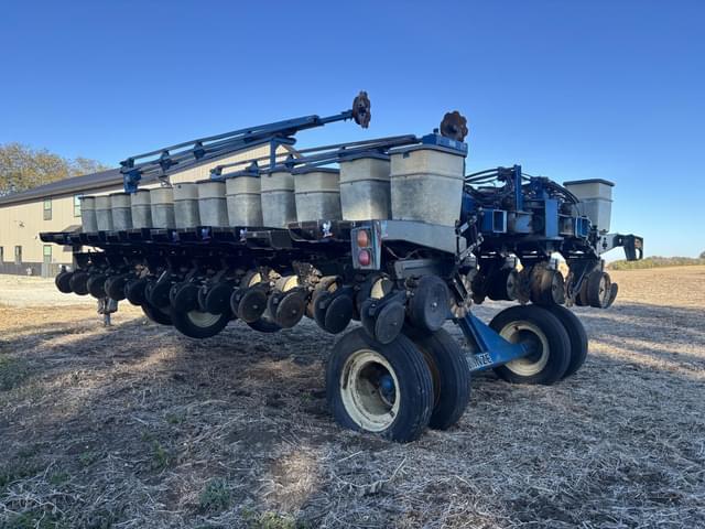 Image of Kinze 2700 equipment image 2