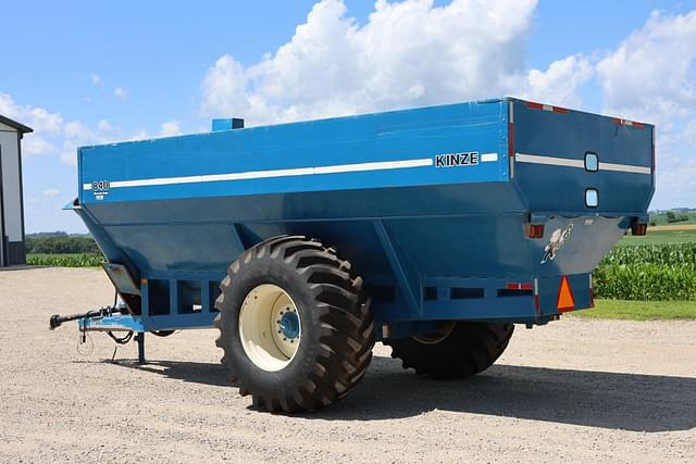 Image of Kinze 840 equipment image 3