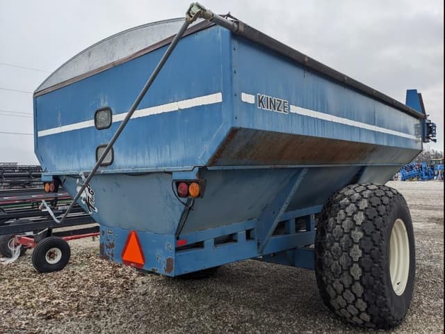 Image of Kinze 840 equipment image 2