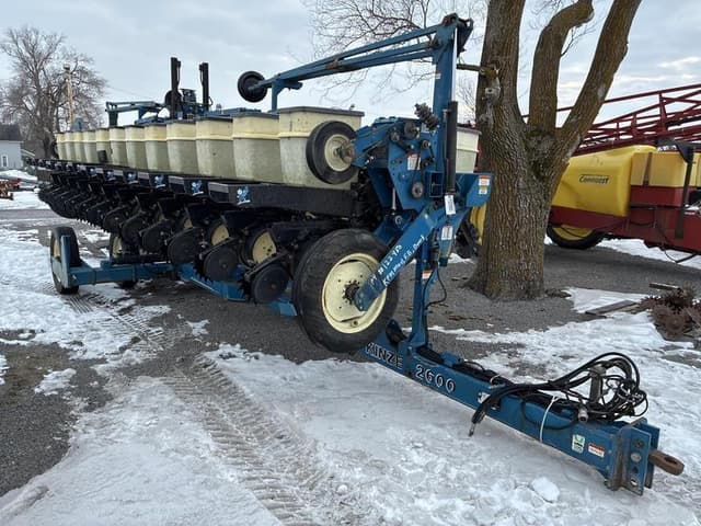 Image of Kinze 2600 equipment image 2