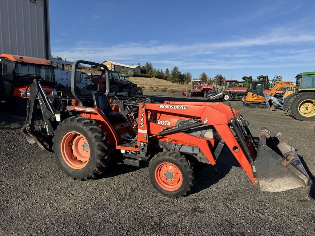 1997 Kubota L2900 Equipment Image0