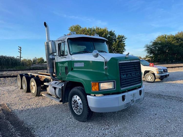 1997 Mack CH613 Equipment Image0