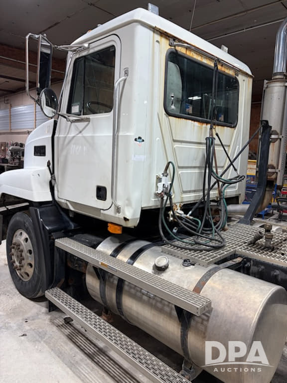 Image of Mack CH613 equipment image 3