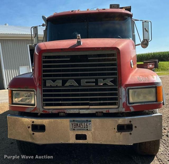 Image of Mack CL713 equipment image 1