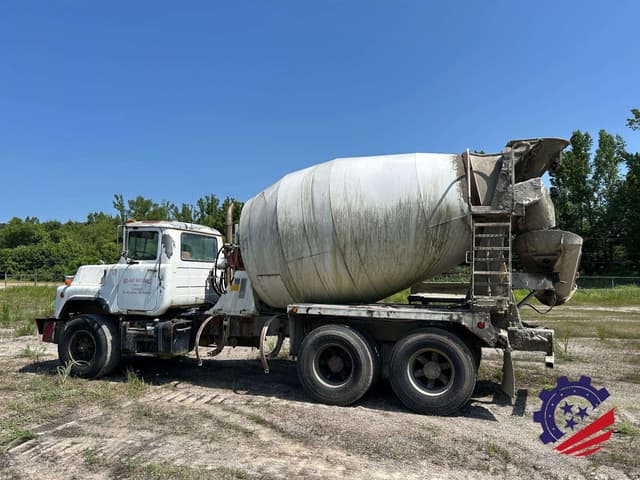 Image of Mack DM equipment image 3