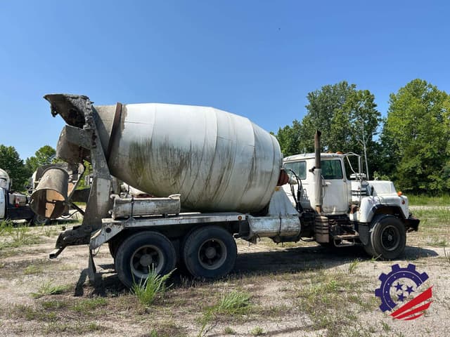 Image of Mack DM equipment image 2