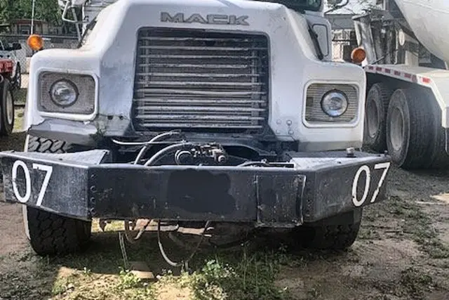 Image of Mack DM690S equipment image 4
