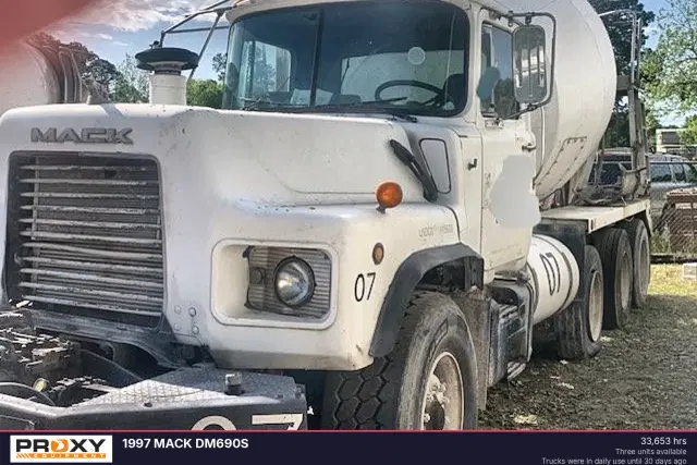 Image of Mack DM690S equipment image 3