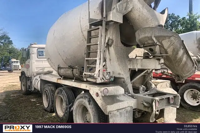 Image of Mack DM690S equipment image 1