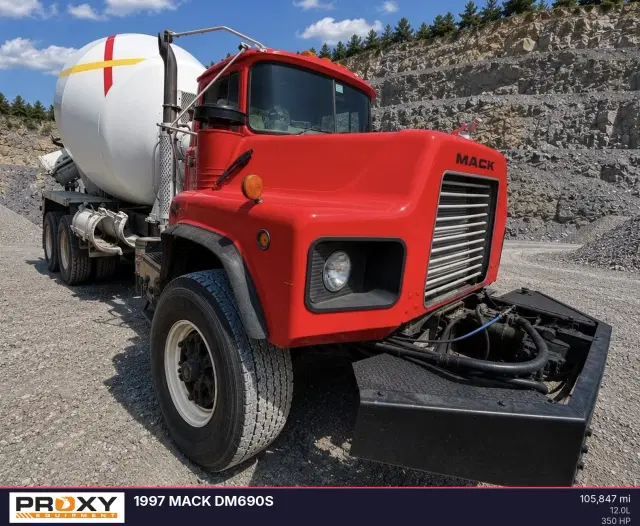 Image of Mack DM690S equipment image 2