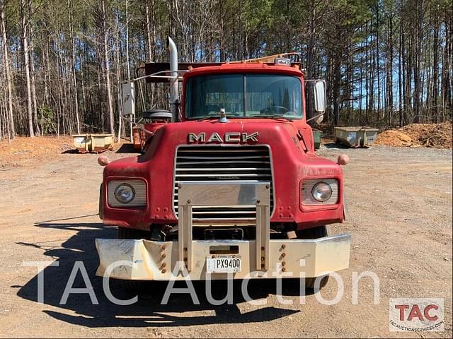 Image of Mack DM690S equipment image 1