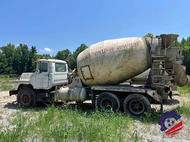 Image of Mack DM690S equipment image 4