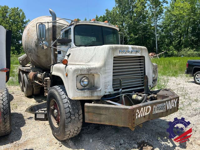 Image of Mack DM690S equipment image 1