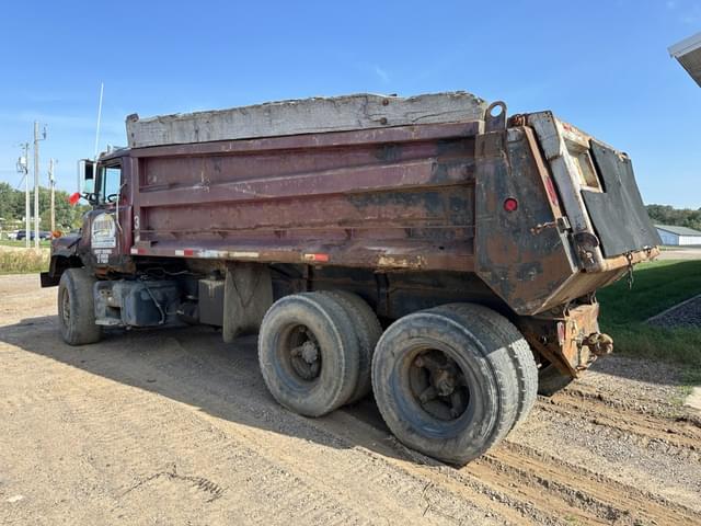 Image of Mack DM690S equipment image 2