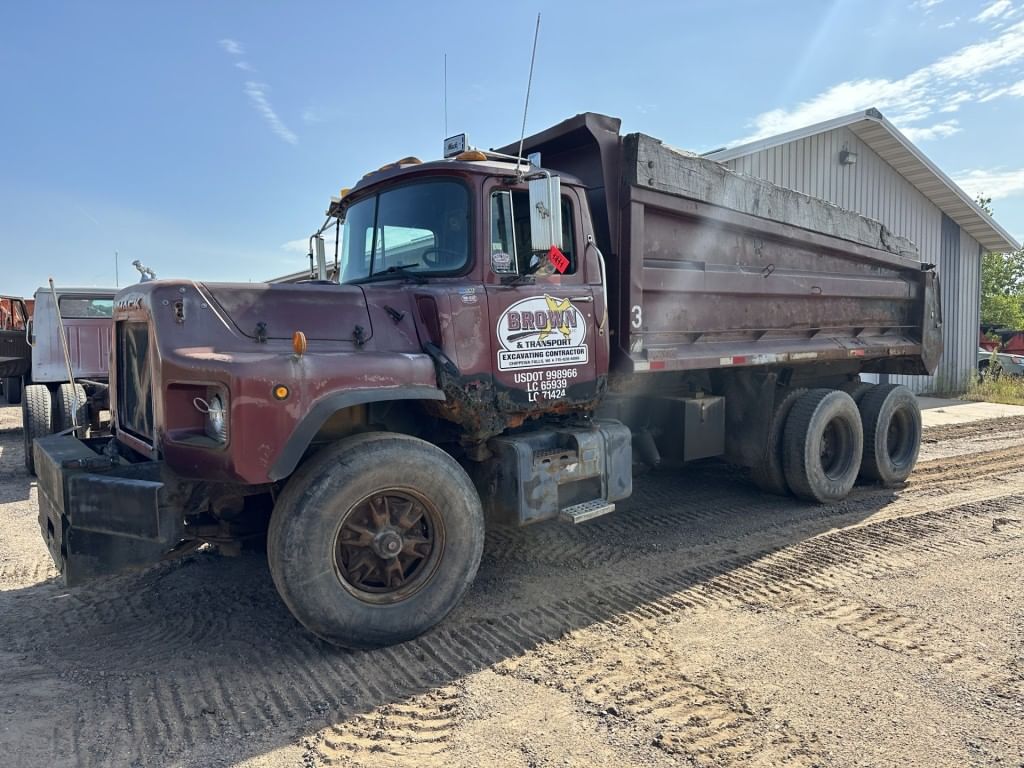 1997 Mack DM690S Equipment Image0