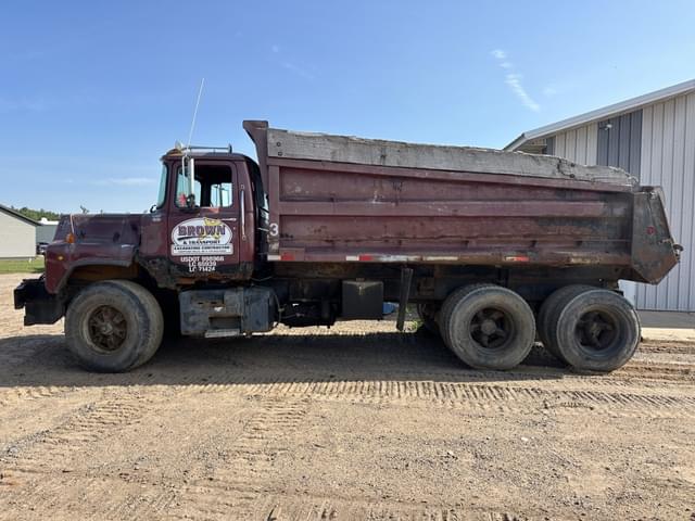 Image of Mack DM690S equipment image 1