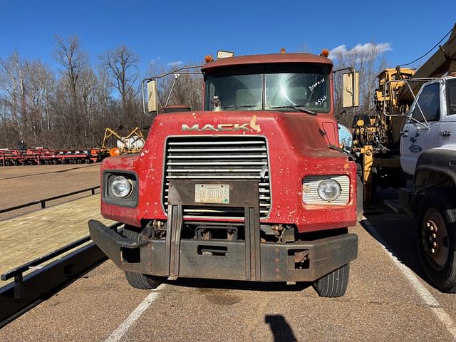 Image of Mack DM690S equipment image 1