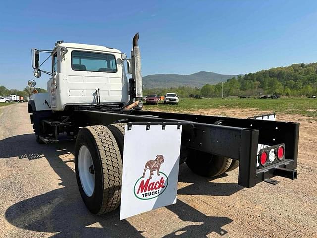 Image of Mack RD688P equipment image 2