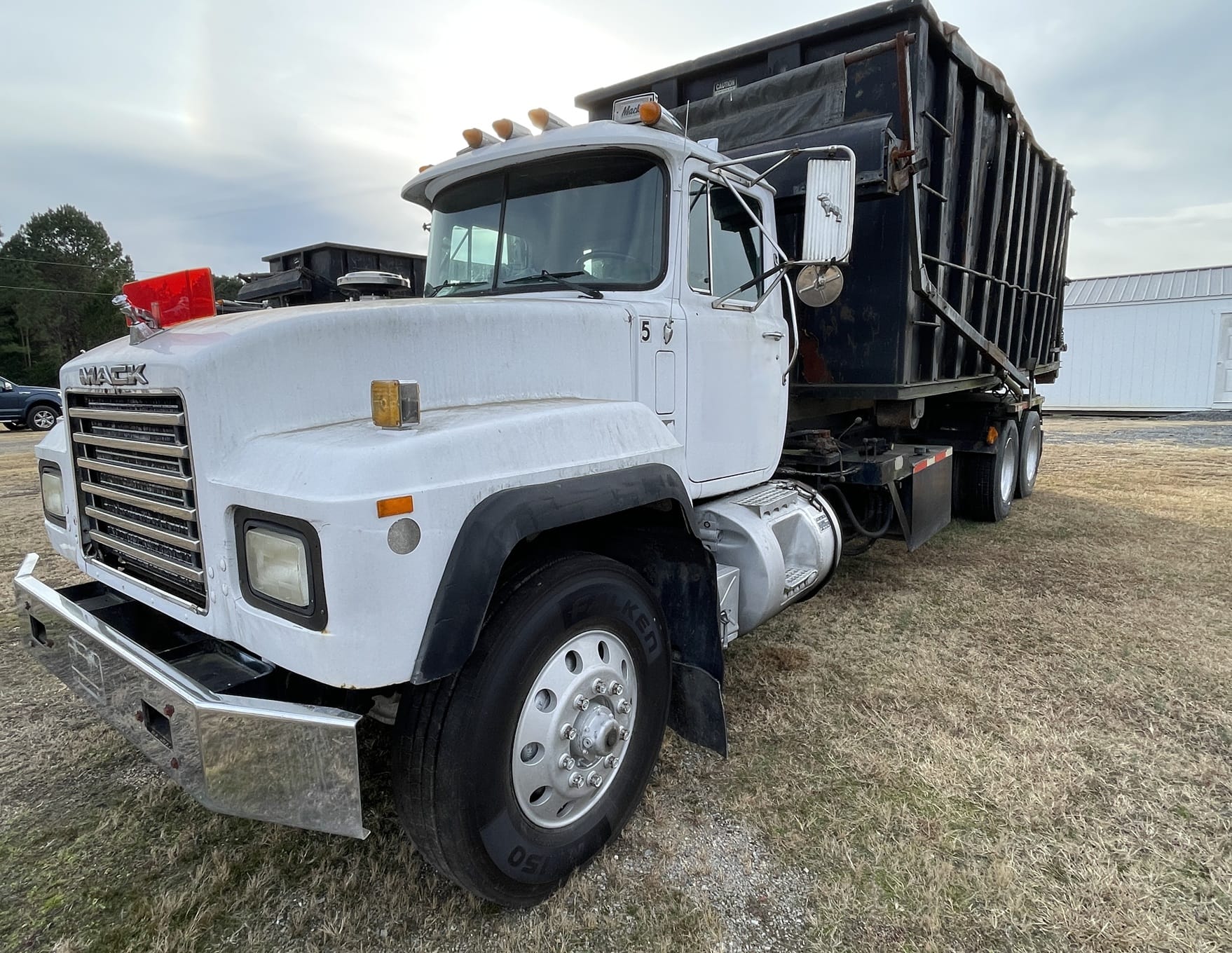 1997 Mack RD688S Equipment Image0