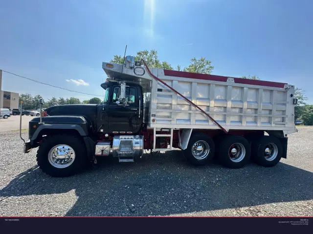 Image of Mack RD688S equipment image 3