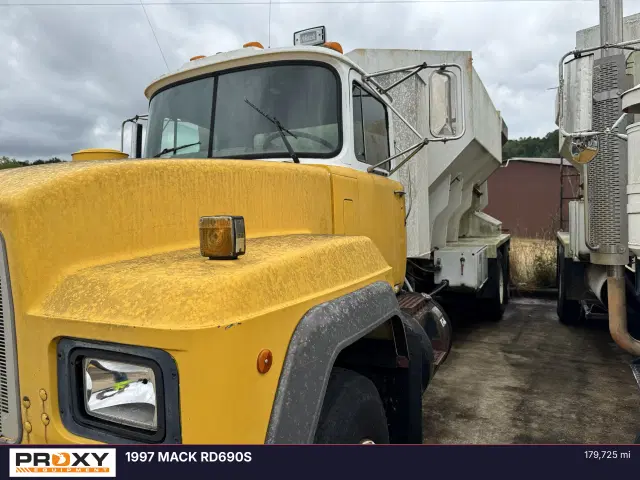 Image of Mack RD690S equipment image 1