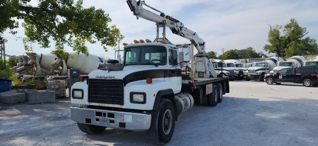 1997 Mack RD690S Equipment Image0